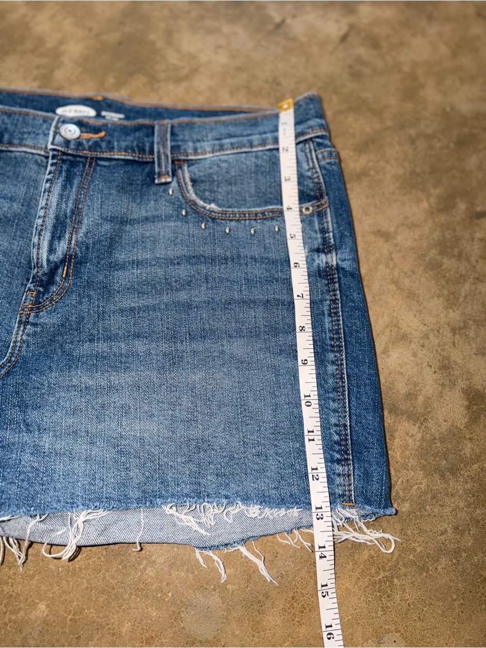 Old Navy Boyfriend Denim Shorts Studded Pocket Raw Hem Size 10 - Picture 6 of 8